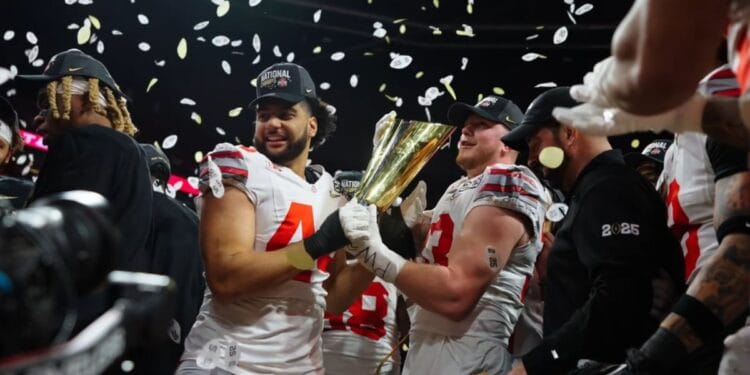 Jogadores louvam a Deus por vitória em campeonato universitário nos EUA: “Ele está conosco”