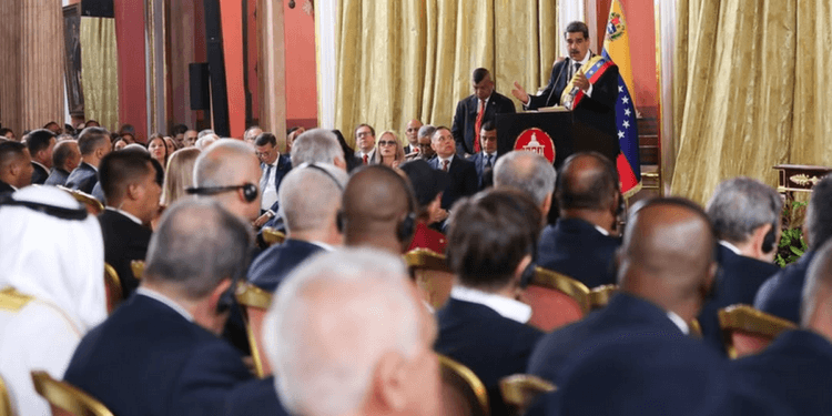 Nicolás Maduro jura a entidades ocultistas em sua posse na Venezuela