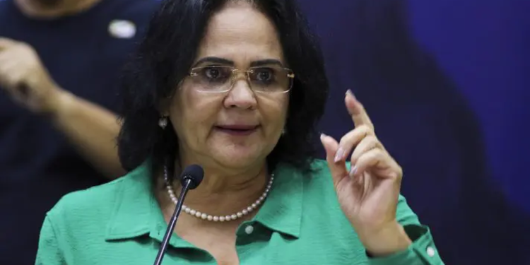 Damares recorre na Justiça contra aborto em menores sem a autorização dos pais