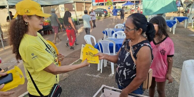 Trânsito – Ação educativa do Detran-RO sensibiliza população com os cuidados essenciais no trânsito, em Candeias do Jamari