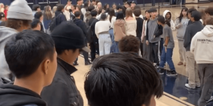 Evangelista prega em escola pública na Califórnia e leva 50 estudantes a Jesus