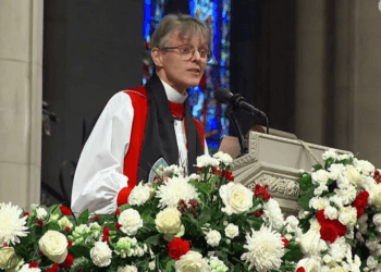 Bispa pede a Trump para ter “misericórdia” de LGBTs e migrantes em culto pós-posse