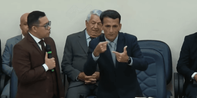 Pastor surdo prega em Libras em culto em SP: “Jesus chama todos para pregar”