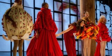 Designer destaque no TikTok Awards desafia padrões e expressa a Bíblia através da moda