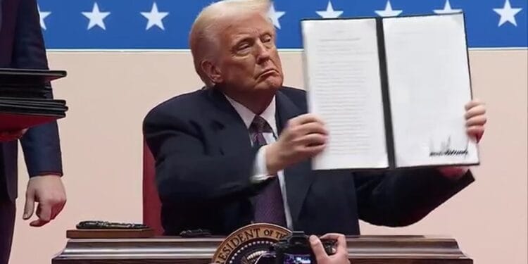 Trump assina ordem para combater ideologia de gênero: ‘Só existe masculino e feminino’