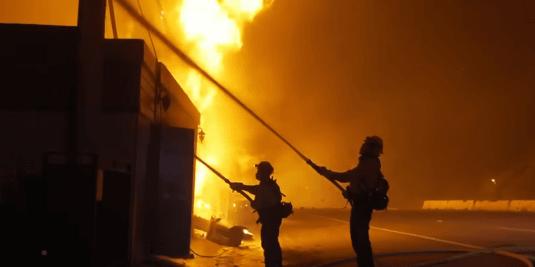 Atores cristãos pedem orações em meio a incêndios na Califórnia: “Deus, traga chuva”