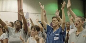 300 presas entregam suas vidas a Jesus e cantam: ‘Ele é luz na escuridão’