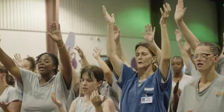 300 presas entregam suas vidas a Jesus e cantam: ‘Ele é luz na escuridão’