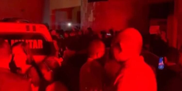 Pastor é expulso de culto e sai de igreja escoltado pela polícia