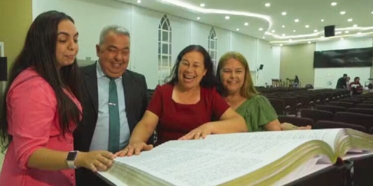 Fiéis da Assembleia de Deus confeccionam Bíblia gigante transcrita à mão, em Goiânia