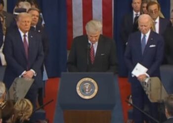Franklin Graham pede a bênção de Deus durante oração na posse de Donald Trump