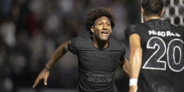 De virada, Corinthians vence RB Bragantino em estreia no Paulistão