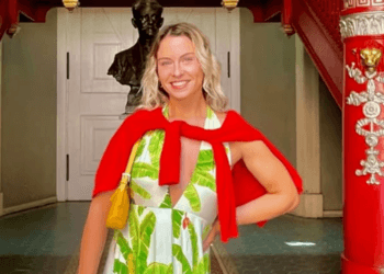 Britânica deixa o ateísmo após aceitar a Jesus em igreja do Brasil