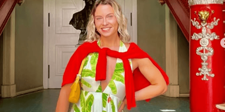 Britânica deixa o ateísmo após aceitar a Jesus em igreja do Brasil