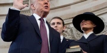 Donald Trump não colocou a mão na Bíblia durante juramento de posse