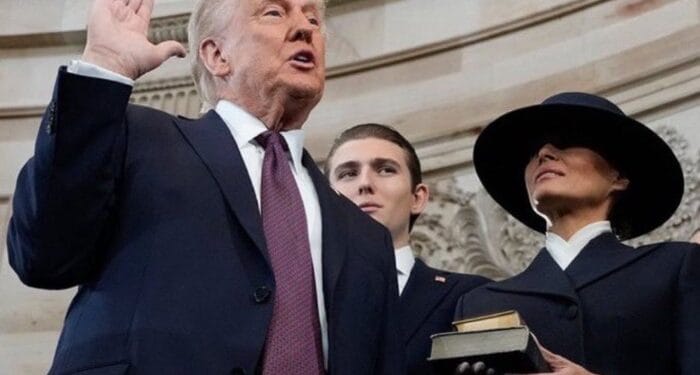 Donald Trump não colocou a mão na Bíblia durante juramento de posse