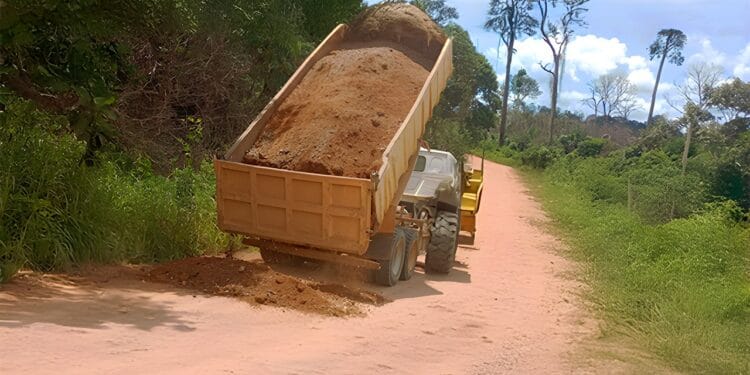 Encascalhamento em trechos da RO-420, sentido Jacinópolis é realizado pelo governo de RO