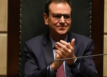 Prefeito Eduardo Paes é acusado de favorecer cantores gospel no réveillon do RJ