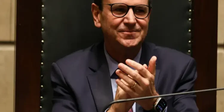 Prefeito Eduardo Paes é acusado de favorecer cantores gospel no réveillon do RJ