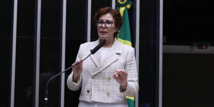 TRE-SP cassa mandato de Carla Zambelli e a torna inelegível