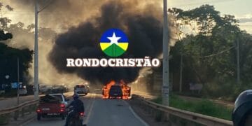 Carro é destruído por fogo na cabeceira da ponte sobre o Rio Madeira