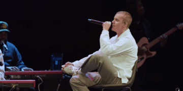 Justin Bieber compartilha momento de oração: ‘És o Rei, o pastor e Pai’