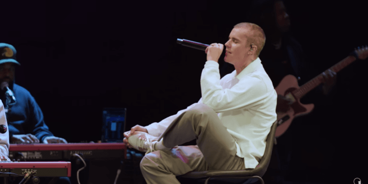 Justin Bieber compartilha momento de oração: ‘És o Rei, o pastor e Pai’