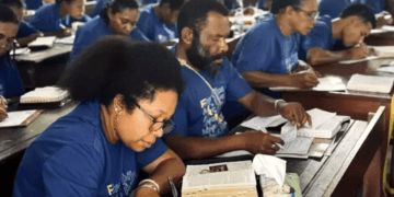 Milhares de cristãos escrevem versículos bíblicos à mão e batem recorde em Papua