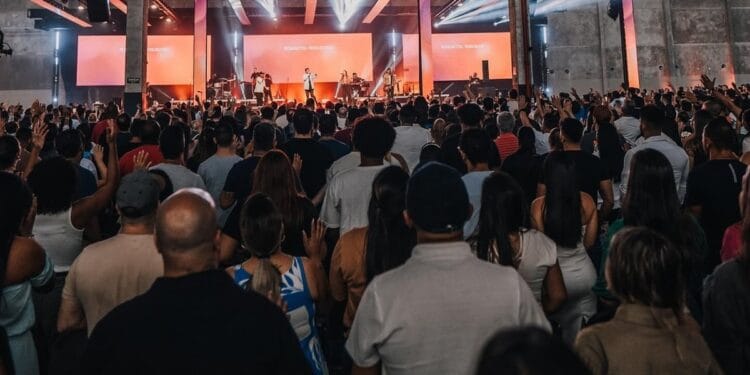 Brasil caminha para ser maioria evangélica e líderes celebram: “Fruto de oração”