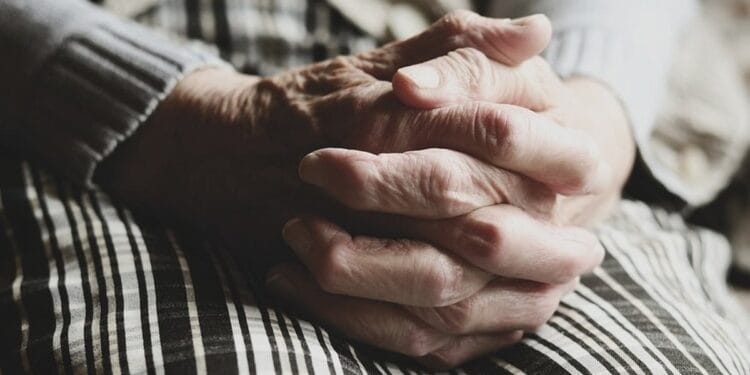 Pró-vida de 74 anos é presa em vigília na porta de clínica de aborto na Escócia