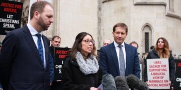 Professora cristã vence na Justiça após ser demitida por se opor à agenda LGBT nas escolas