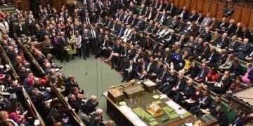 Deputados esquerdistas pedem fim de oração no Parlamento britânico por ser “ultrapassada”
