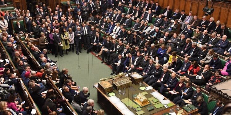 Deputados esquerdistas pedem fim de oração no Parlamento britânico por ser “ultrapassada”