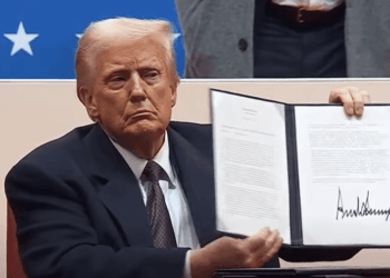 Trump assina ordem para combater o “preconceito anticristão”