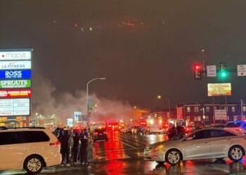 Pastores oram e evangelizam em local de queda de avião na Filadélfia