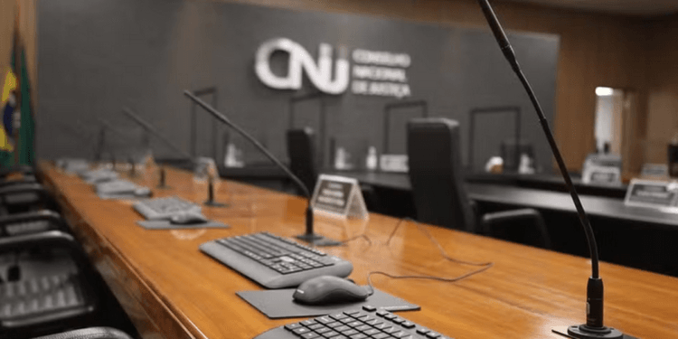 Juíza é penalizada por tentar evitar aborto de bebê após 5 meses de gravidez