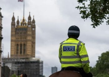 Policiais ingleses são aconselhados a evitar linguagem “centrada no cristianismo”