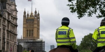 Policiais ingleses são aconselhados a evitar linguagem “centrada no cristianismo”
