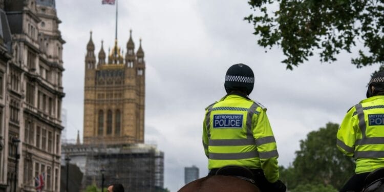 Policiais ingleses são aconselhados a evitar linguagem “centrada no cristianismo”