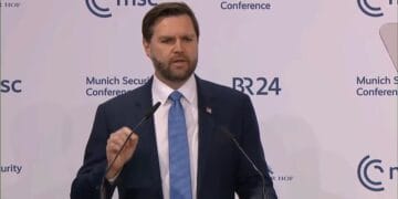 Na Europa, vice-presidente dos EUA critica prisão de cristão por orar em silêncio