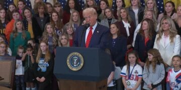 Trump assina ordem que proíbe atletas trans em esportes femininos