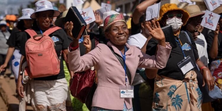 IA acelera tradução da Bíblia, restando menos de 1.000 idiomas a serem traduzidos