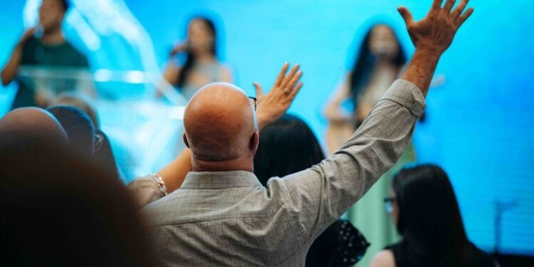 Evangélicos no Brasil serão 36% da população em 2026, revela estudo