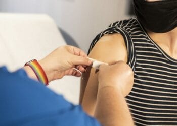 Hospitais dos EUA suspendem cirurgias trans em menores após decreto de Trump