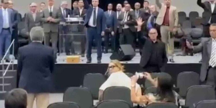 Tensão na AD Santo André aumenta e fiéis paralisam culto em protesto contra o novo presidente