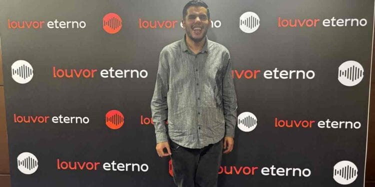 Cantor gospel Joãozinho irá assinar com a gravadora Louvor Eterno?