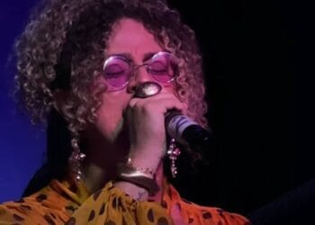 Cantor gospel não binário é atração em evento de igreja evangélica