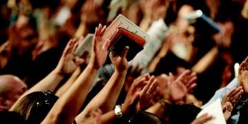 Evangélicos serão 36% da população do Brasil em 2026, revela estudo