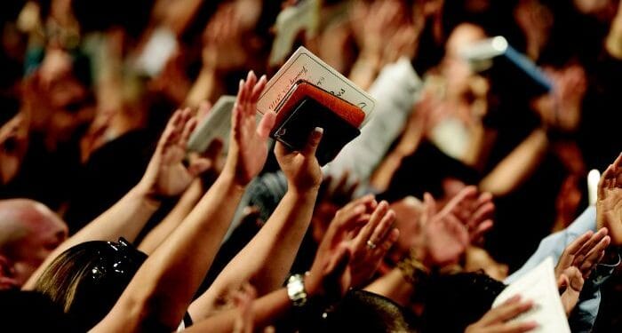 Evangélicos serão 36% da população do Brasil em 2026, revela estudo