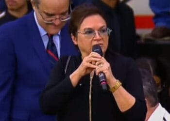 Débora Miranda, da IPDA, discursa no funeral da bispa Keila